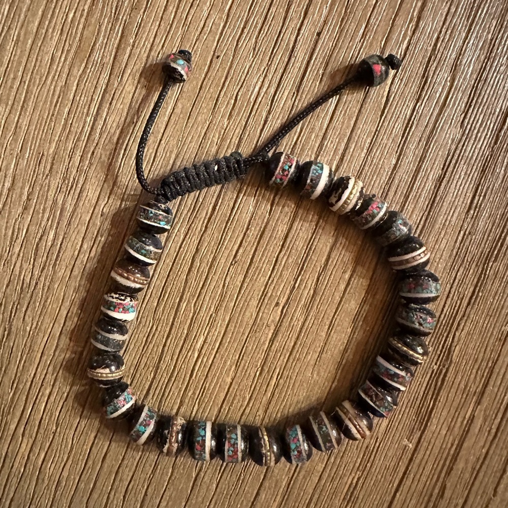 Adjustable mala-type bracelet